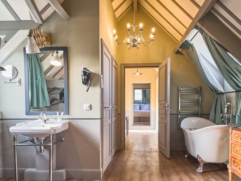 Deluxe Double Room, Ensuite, Garden View | Interior