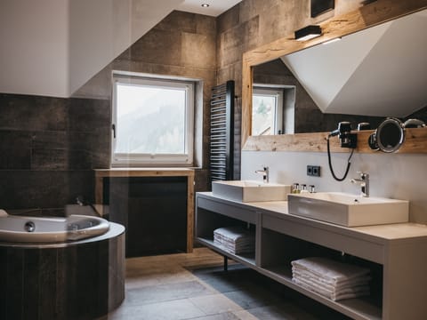 Penthouse Suite II with five bedrooms and private sauna | Bathroom | Free toiletries, hair dryer, bathrobes, towels