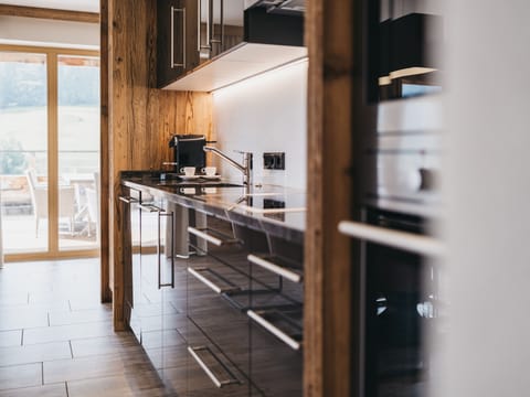 Vier Zimmer Apartment Standard | Private kitchen | Fridge, cookware/dishes/utensils