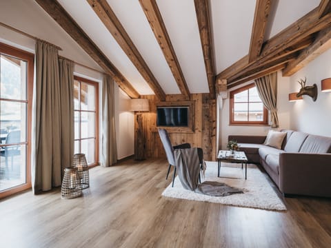 Vier Zimmer Apartment Deluxe mit Panorama Blick | Living area | 25-inch TV with cable channels