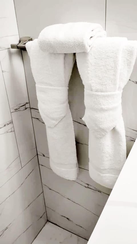 Superior Room, 1 King Bed | Bathroom | Shower, towels