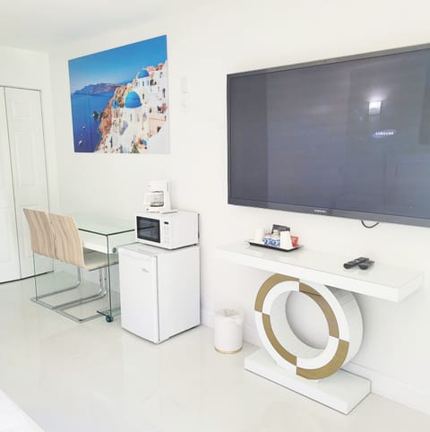 Deluxe Room, 1 King Bed | Desk, free WiFi, bed sheets