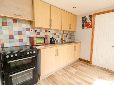 Cottage | Private kitchen | Fridge, electric kettle, toaster, cookware/dishes/utensils