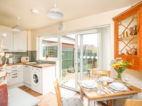 Cottage | Private kitchen | Fridge, electric kettle, toaster, cookware/dishes/utensils