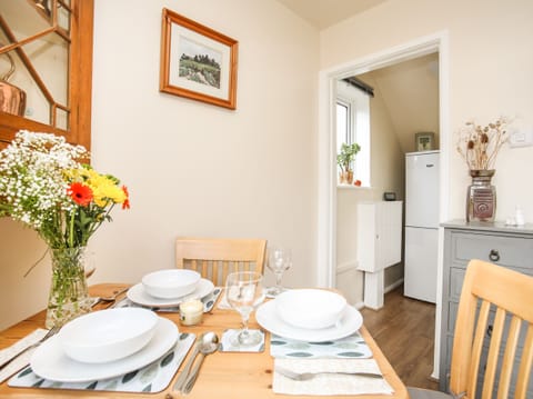 Cottage | Private kitchen | Fridge, electric kettle, toaster, cookware/dishes/utensils