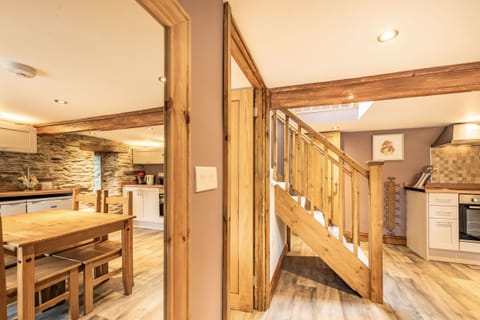 Cottage | Private kitchen | Dishwasher, cookware/dishes/utensils