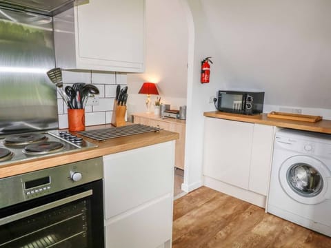 Cottage | Private kitchen | Fridge, dishwasher, electric kettle, toaster