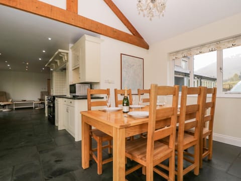 Cottage | Private kitchen | Fridge, dishwasher, electric kettle, toaster