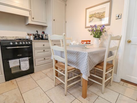 Cottage | Private kitchen | Fridge, dishwasher, electric kettle, toaster