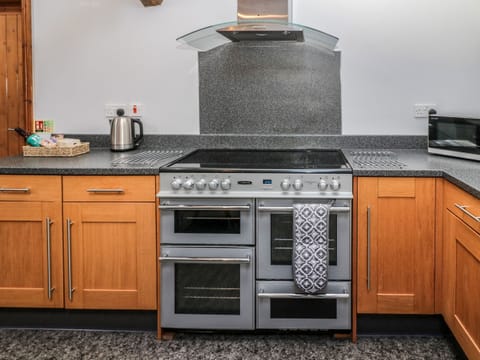 Cottage | Private kitchen | Fridge, dishwasher, electric kettle, toaster