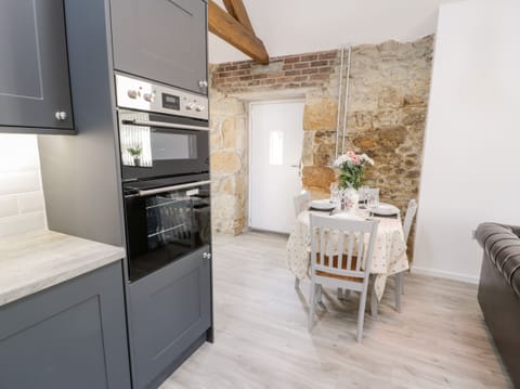 Cottage | Private kitchen | Fridge, dishwasher, electric kettle, toaster