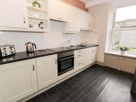 Cottage | Private kitchen | Fridge, dishwasher, electric kettle, toaster