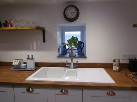 Cottage | Private kitchen | Fridge, dishwasher, electric kettle, toaster
