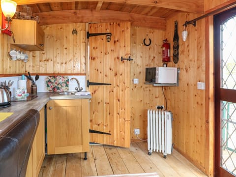 Cottage | Private kitchen | Fridge, electric kettle, cookware/dishes/utensils