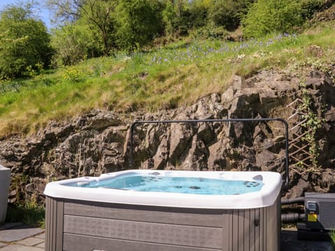 Cottage | Outdoor spa tub
