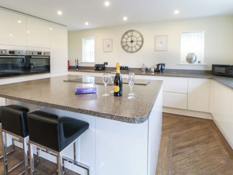 Cottage | Private kitchen | Fridge, dishwasher, electric kettle, toaster