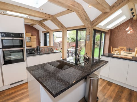 Cottage | Private kitchen | Fridge, microwave, dishwasher, electric kettle