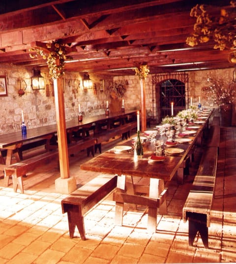 2 restaurants; breakfast, lunch, and dinner served