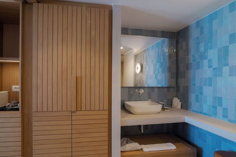 Superior Double with Hot Tub and Caldera View | Bathroom | Shower, rainfall showerhead, designer toiletries, hair dryer