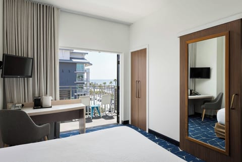 Down comforters, in-room safe, desk, laptop workspace