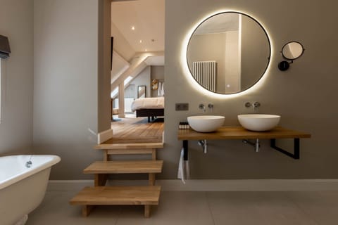 Deluxe Suite | Bathroom | Free toiletries, hair dryer, towels, soap