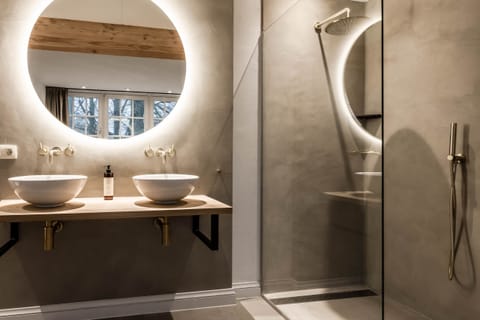 Senior Suite | Bathroom | Free toiletries, hair dryer, towels, soap