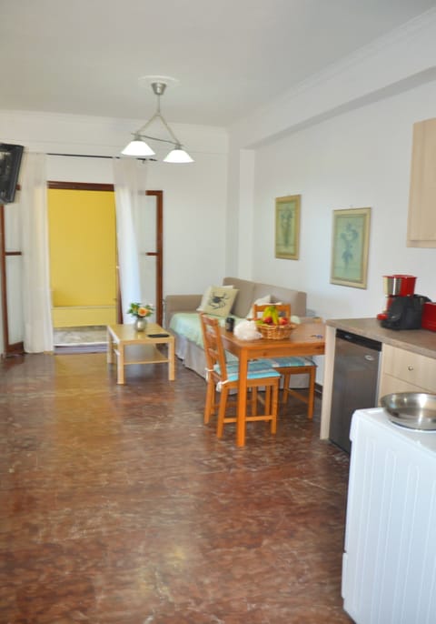 Apartment, 2 Bedrooms, Smoking, Patio | Interior