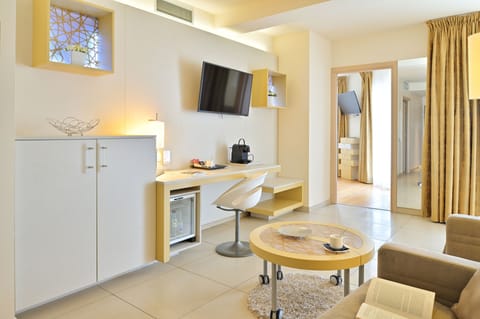 Master Suite | Minibar, in-room safe, desk, soundproofing