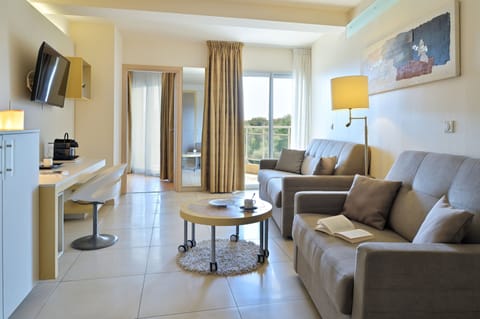 Master Suite | Minibar, in-room safe, desk, soundproofing