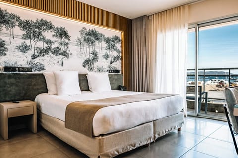 Comfort Room, 1 King Bed, Sea View | Minibar, in-room safe, desk, soundproofing