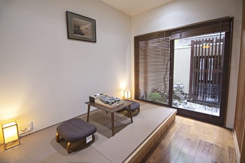 Private Vacation Home, Non Smoking | Living area | 25-inch TV with cable channels