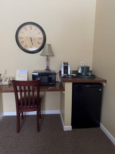 King Suite w/Fireplace (1 King Bed), 1 Queen Sofa Bed | Living area | 42-inch LCD TV with cable channels, TV