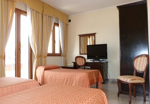 Triple Room | Minibar, in-room safe, desk, free cribs/infant beds