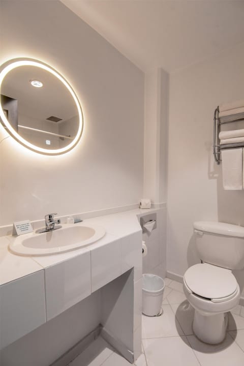 Standard Room, 1 Queen Bed, Non Smoking | Bathroom | Shower, rainfall showerhead, free toiletries, hair dryer