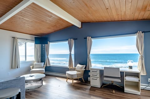 Deluxe Cottage w/Hot Tub, Kitchenette | Individually decorated, individually furnished, free WiFi, bed sheets