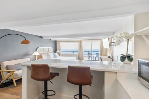 Deluxe King Room with Jetted Tub and Ocean View | Individually decorated, individually furnished, free WiFi, bed sheets