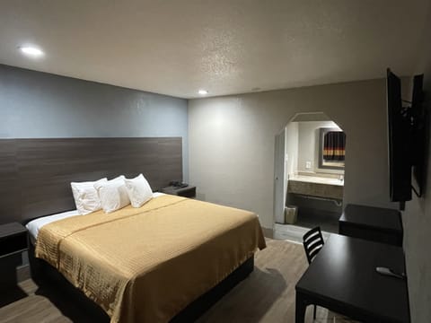 Standard Room, 1 King Bed | 1 bedroom, premium bedding, blackout drapes, free WiFi