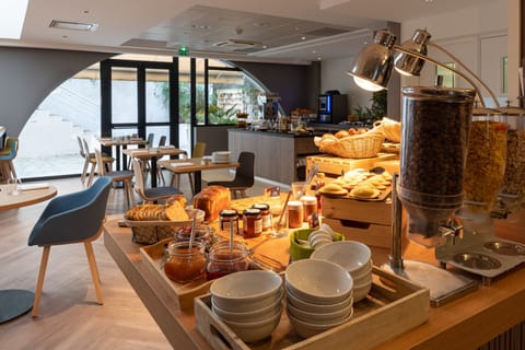 Daily buffet breakfast (EUR 16.9 per person)