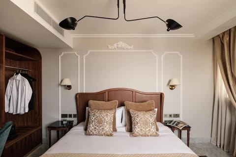 Classic Double or Twin Room | Minibar, in-room safe, desk, laptop workspace