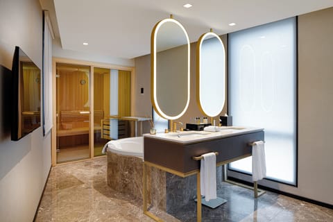 Presidential Suite | Bathroom | Combined shower/tub, free toiletries, hair dryer, bathrobes