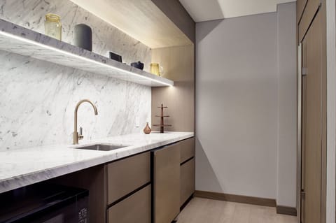 Club Suite, 1 King Bed | Premium bedding, minibar, in-room safe, desk