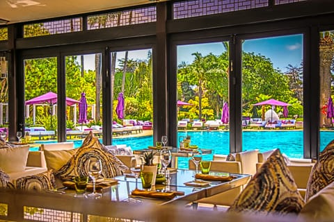 4 restaurants; breakfast, lunch, dinner, and brunch served