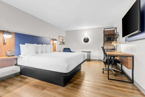 Premier Room, 1 King Bed, Non Smoking | Premium bedding, desk, iron/ironing board, free cribs/infant beds