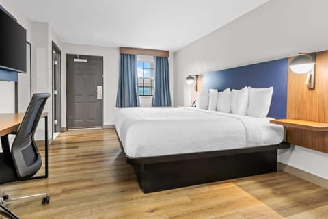 Premier Room, 1 King Bed, Non Smoking | Premium bedding, desk, iron/ironing board, free cribs/infant beds