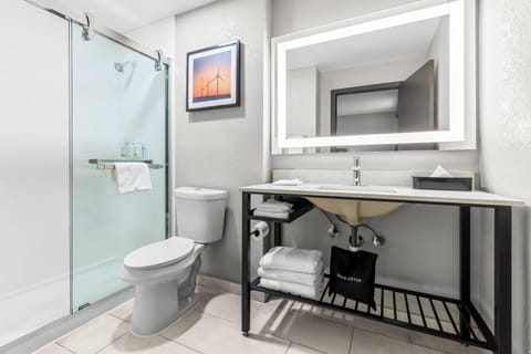 Premier Room, 1 King Bed, Non Smoking | Bathroom | Combined shower/tub, eco-friendly toiletries, hair dryer, towels