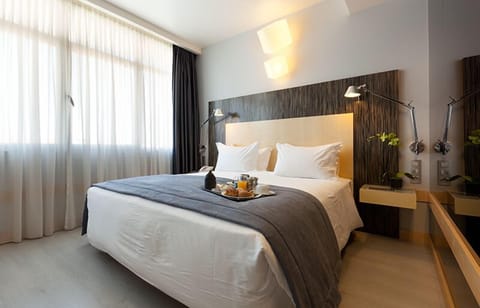 Double Room | Minibar, in-room safe, desk, laptop workspace