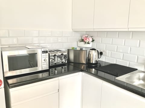 Cottage | Private kitchen | Electric kettle, toaster, cookware/dishes/utensils, dining tables