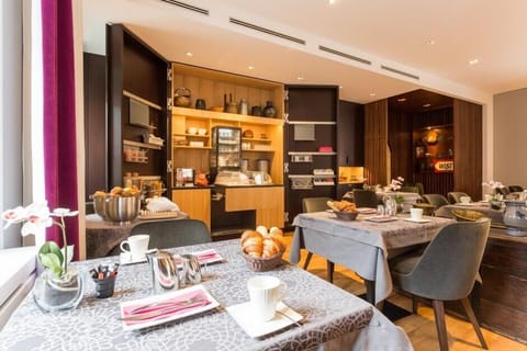 Buffet breakfast for a fee on weekdays