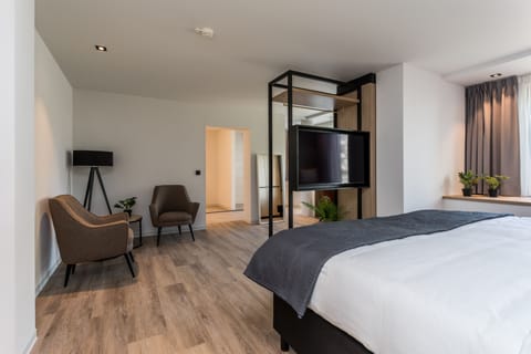 Superior Suite, Accessible | Premium bedding, down comforters, memory foam beds, minibar