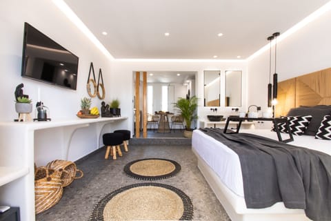 Deluxe Studio Suite | Premium bedding, down comforters, pillowtop beds, in-room safe